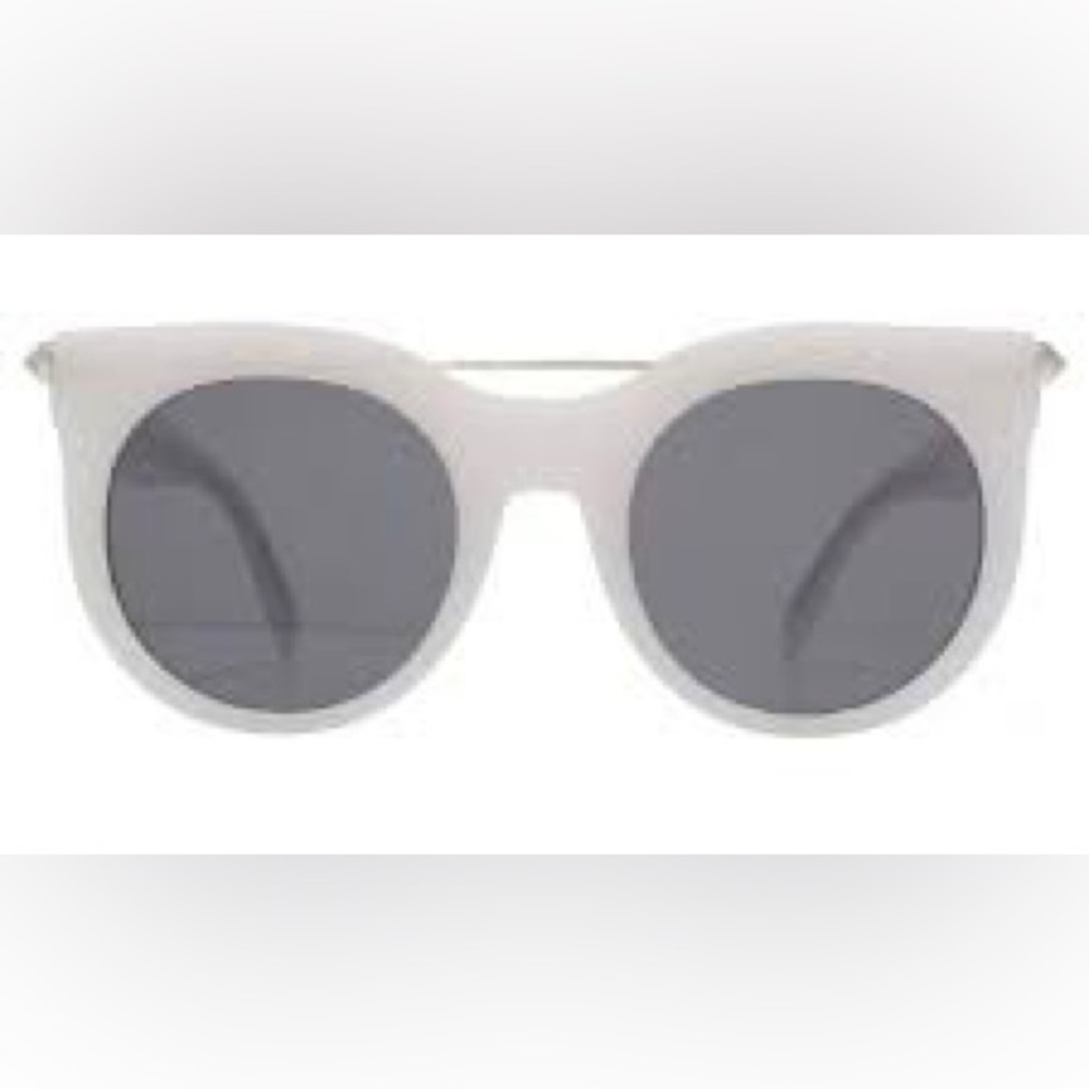 aUtHeNtIc McQuEeN gLaSsEs